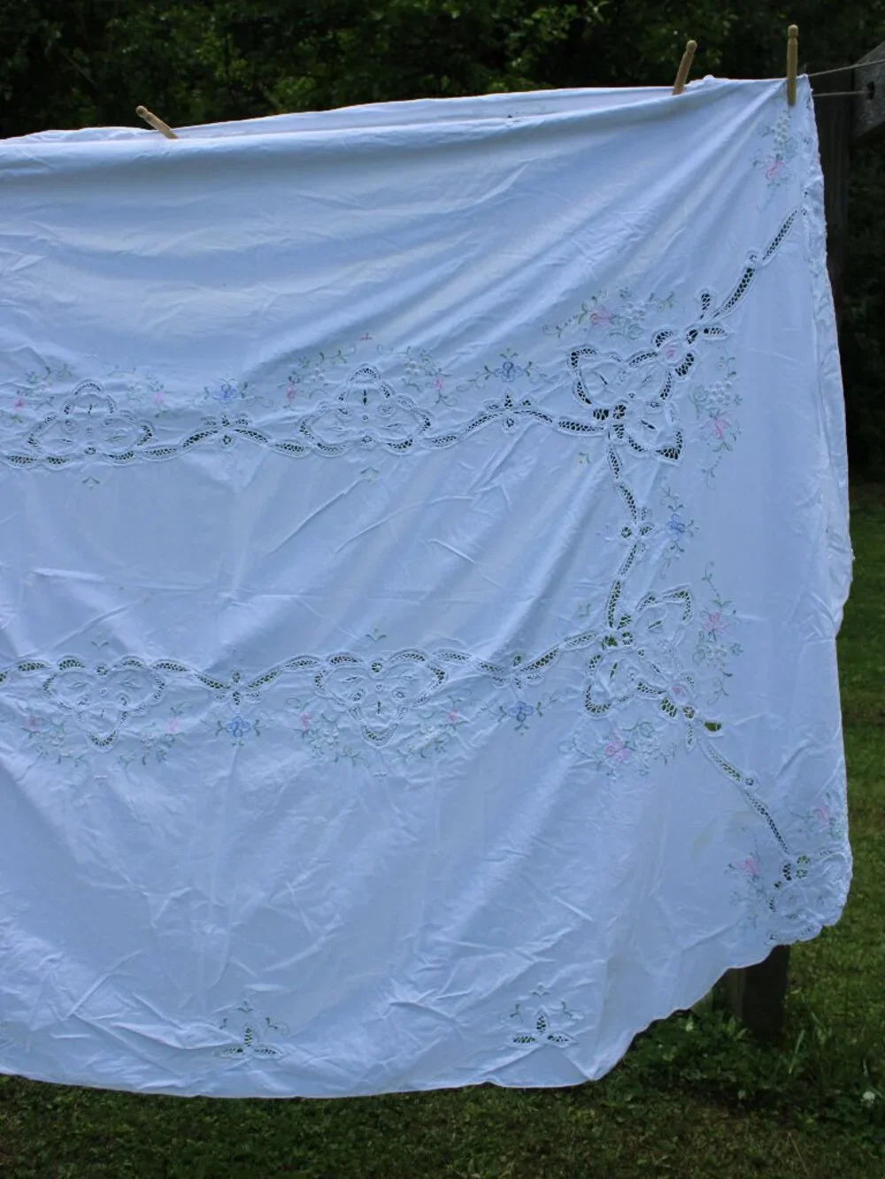 Vintage Handmade White Floral Embroidered Tablecloth with 6 Napkins (Flaw)